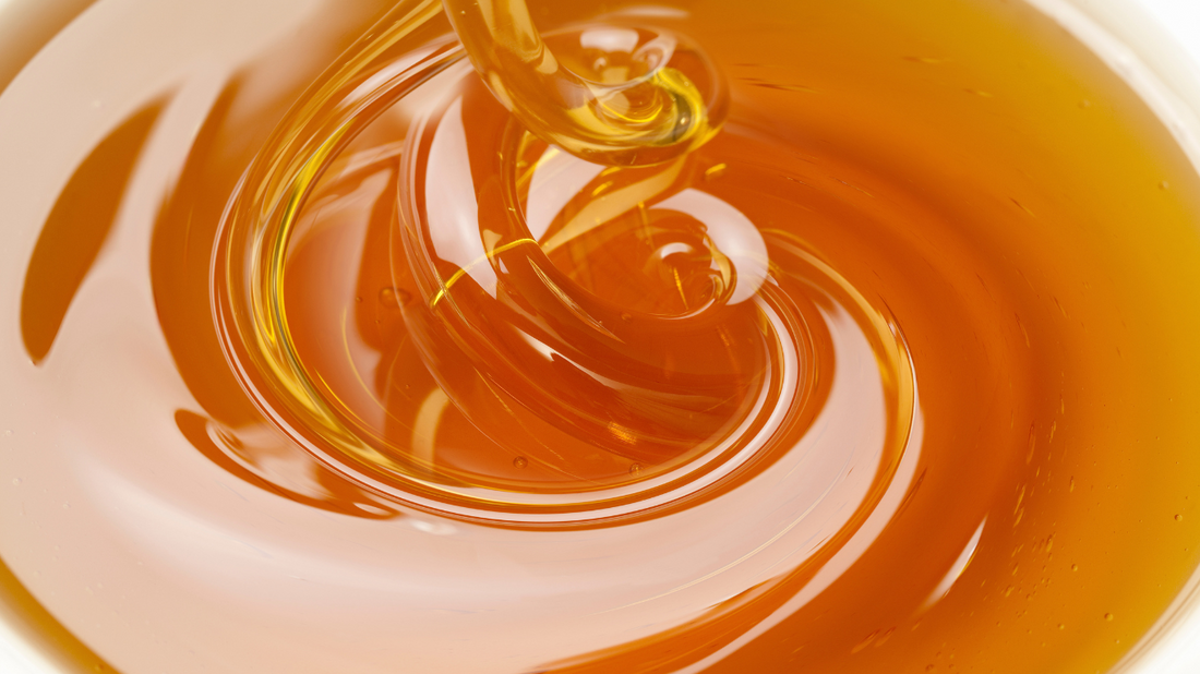 new zealand manuka honey close up drizzle